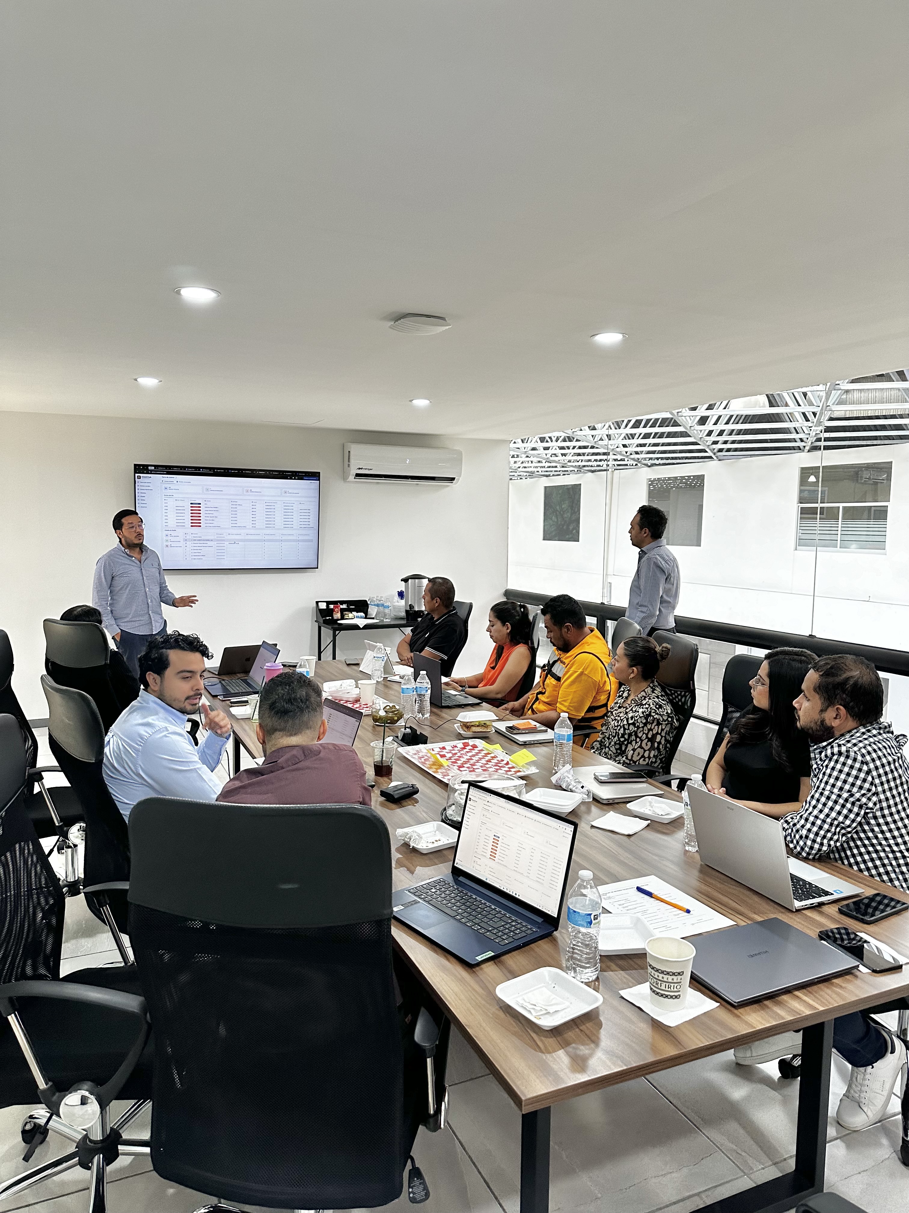 Equipo TECSOM trabajando